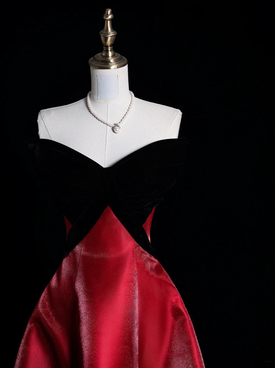 Elegantes, A-Linien-Abendkleid mit herzförmigem Ausschnitt, schwarzem Samtoberteil und rotem Rock, N578