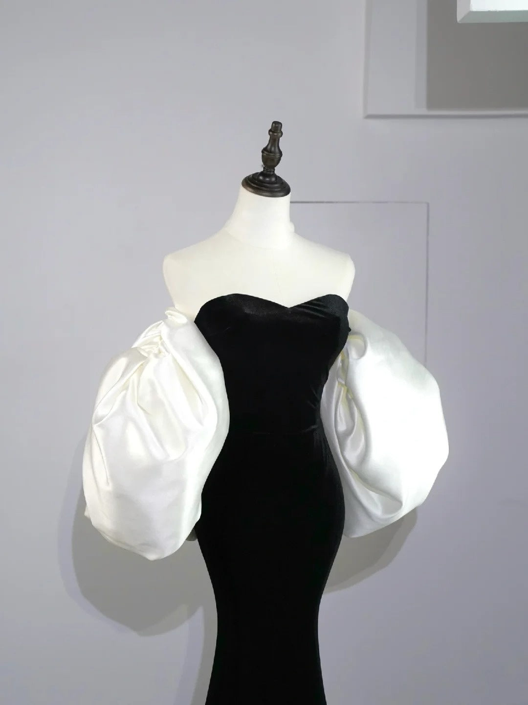 Elegantes, langes Meerjungfrauen-Abendkleid aus schwarzem Samt mit Cape aus Satin, N582