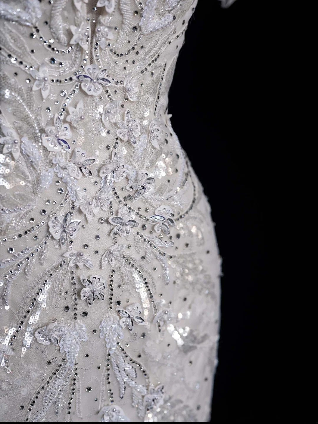 Robe de mariée sirène blanche à sequins et corsage perlé, col rond, manches courtes, coupe ajustée, modèle N607