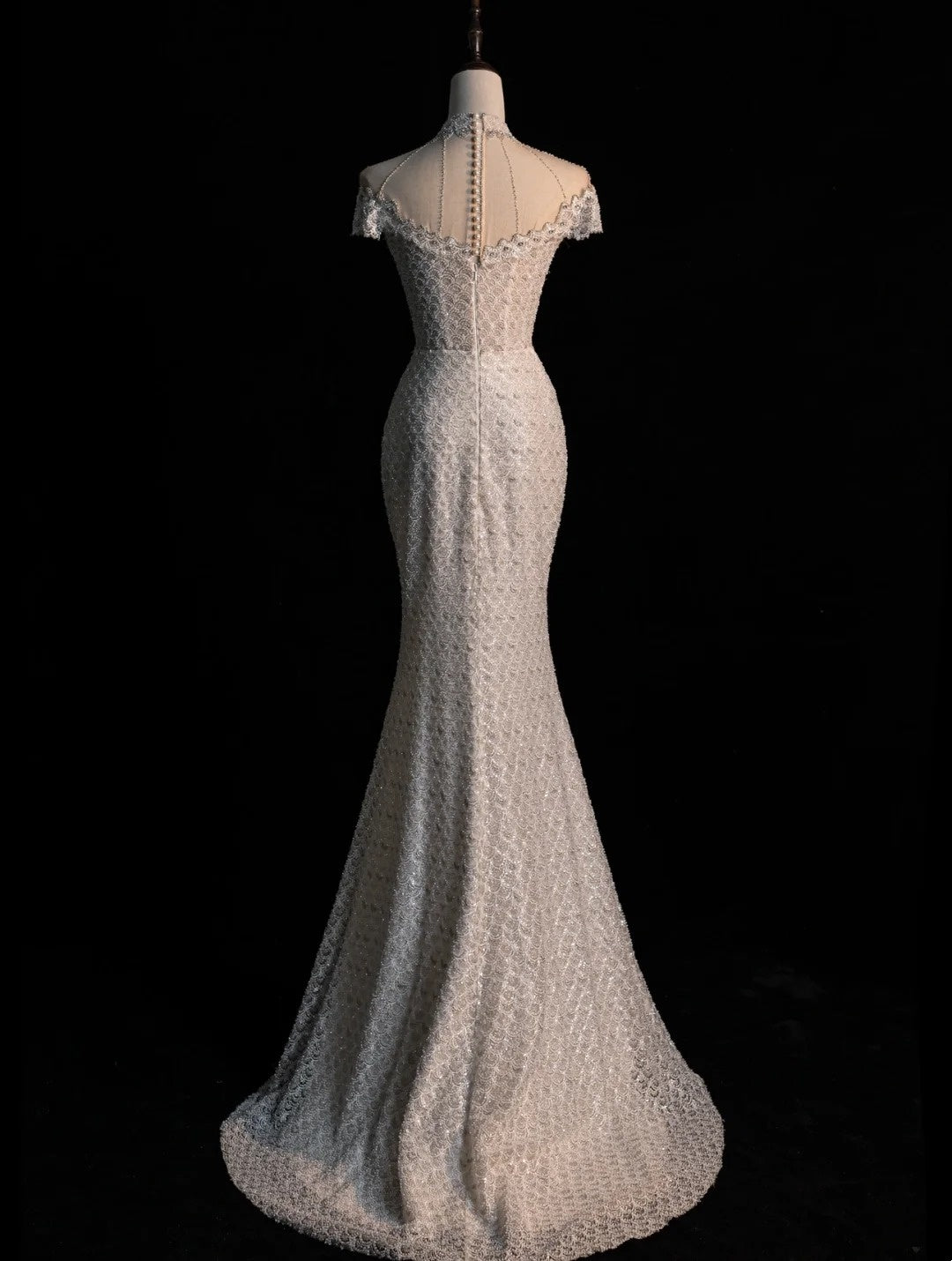 Robe de mariée sirène blanche à col montant et sequins, ornée de perles et de manches perlées, modèle N605