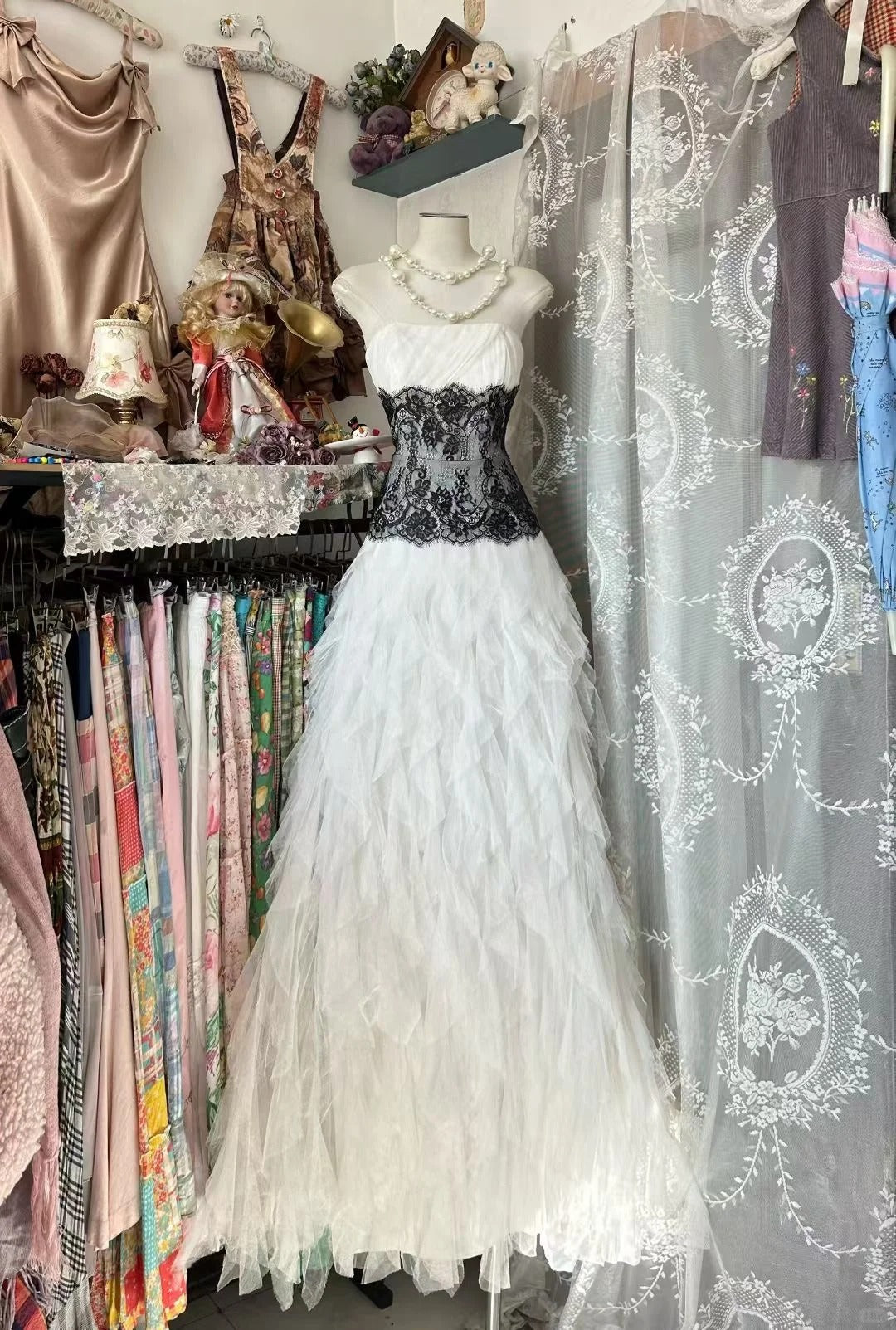 Elegantes, trägerloses Ballkleid aus weißem Tüll mit schwarzer Spitze, langes Abendkleid, Partykleid, Outfit zum 21. Geburtstag, Abschlusskleid N837