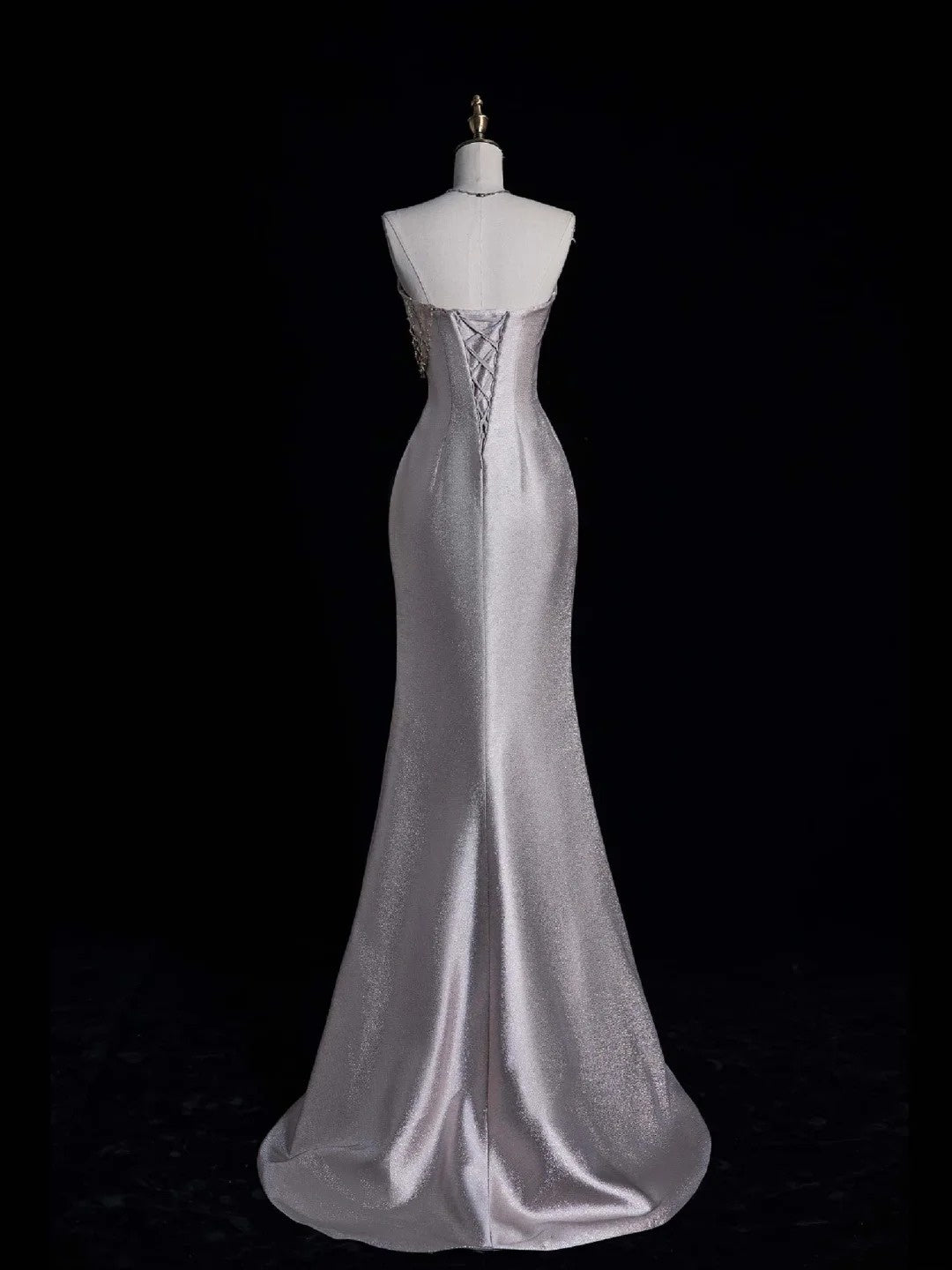 Elegantes, trägerloses Meerjungfrauen-Abendkleid aus silbergrauem Satin mit Schlitz im Stil der 1950er Jahre, Modell N865