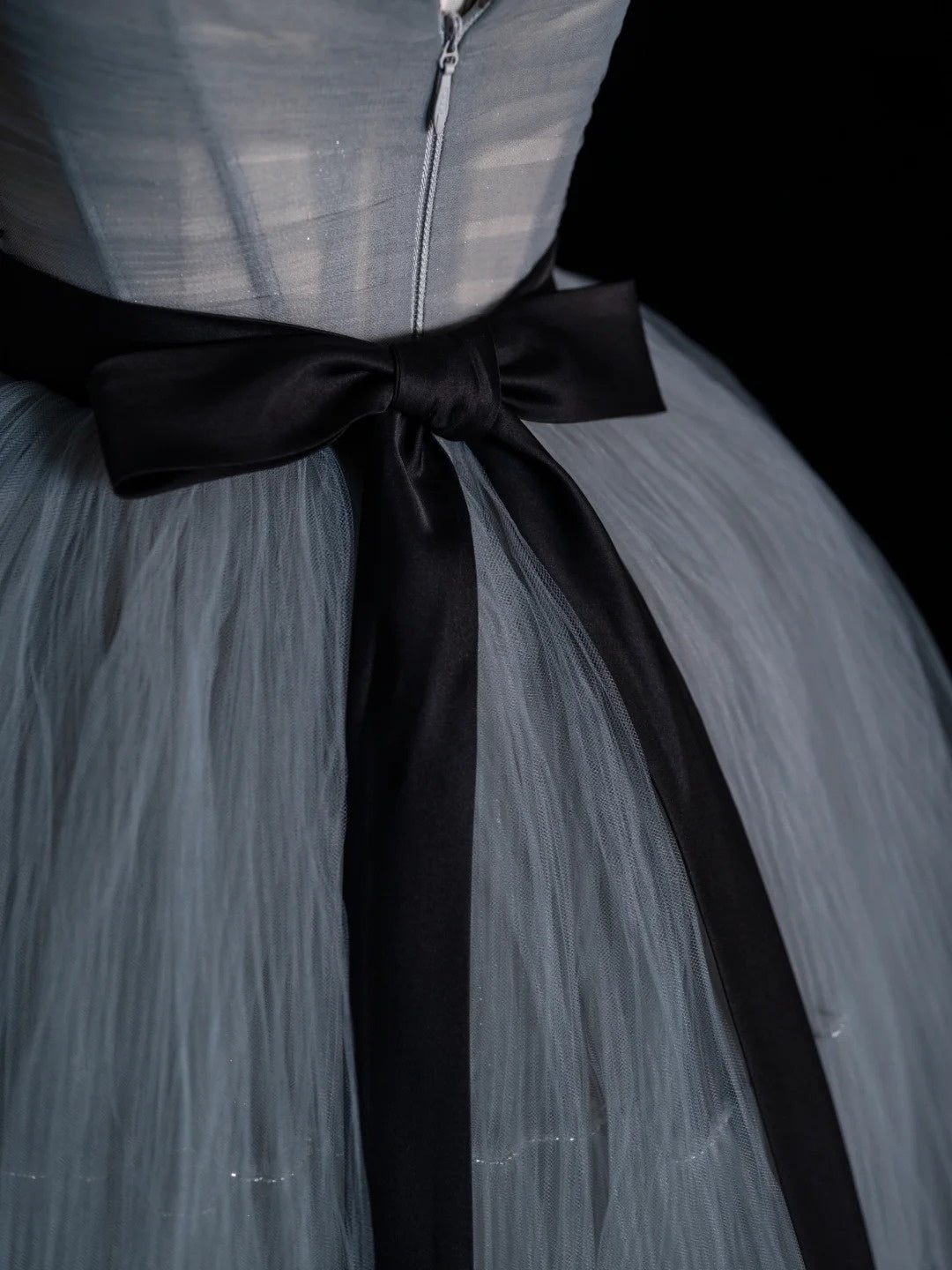 Einfaches, trägerloses, kurzes Ballkleid aus silbergrauem Tüll, ideal für den 16. Geburtstag, den Abschlussball der Mittelschule oder als Cocktailkleid (Modell N954)