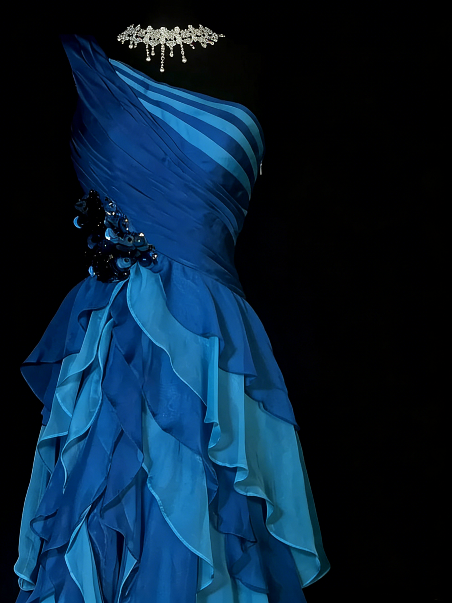 Robe de bal longue asymétrique en mousseline bleu roi, coupe trapèze, style années 50, à volants, idéale pour une soirée ou un anniversaire (N967).