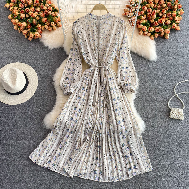 Robe élégante à manches longues et motif floral, coupe trapèze, plissée, RF0285
