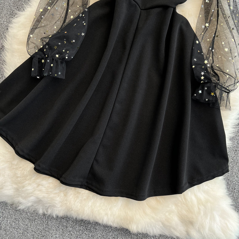 Robe courte noire à col en V et coupe trapèze RF0180