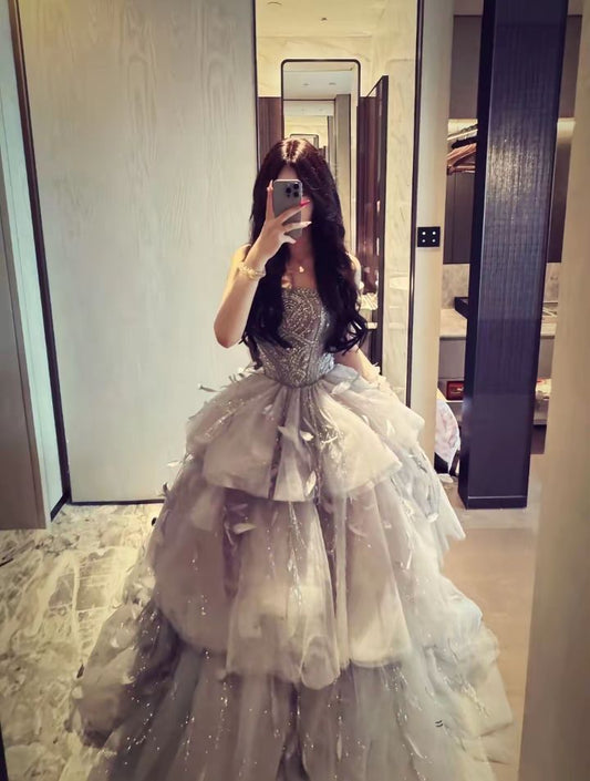 Robe de bal élégante en tulle gris argenté orné de perles, idéale pour les adolescentes. Robe de soirée formelle, tenue de bal de fin d'année AB1059