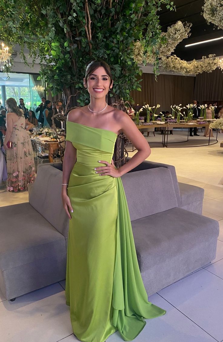 Robe de bal longue verte sans manches, en satin satiné, coupe fourreau simple asymétrique à une épaule, idéale pour un mariage ou comme robe de soirée élégante (AB242).