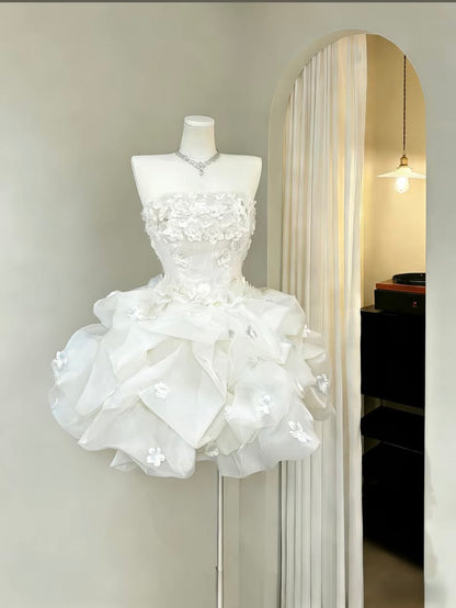 Elegantes Ballkleid, trägerlos mit 3D-Blumen, ärmellos, weiß, Mini, für Seniorinnen, kurze Homecoming-Kleider N4725