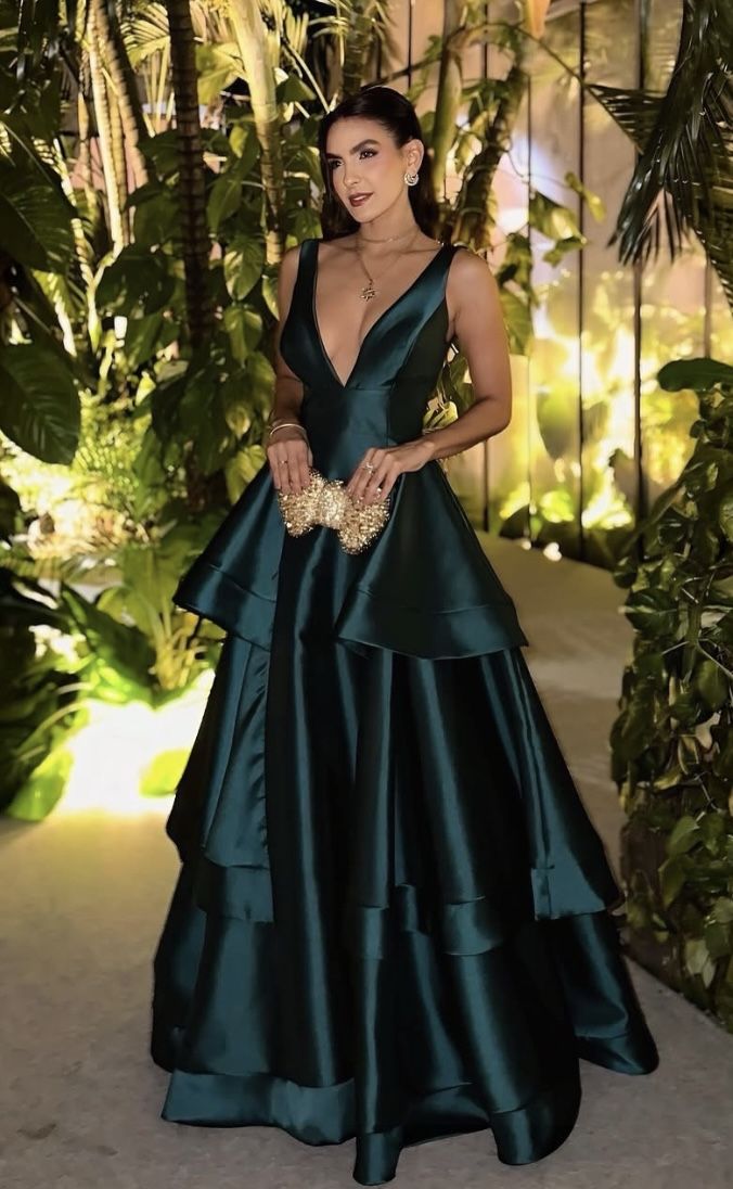 Robe de bal longue en satin vert foncé, coupe trapèze, col en V, à volants, AB157