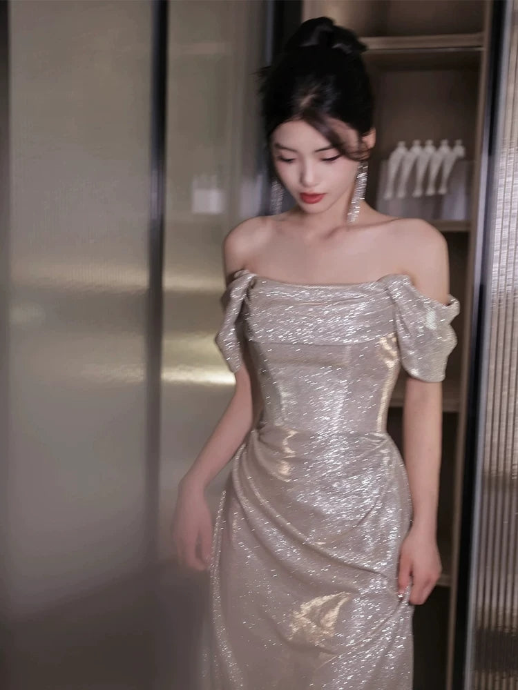 Robe fourreau à paillettes, épaules dénudées et manches à sequins - Inspiration pour une longue soirée ou un 18e anniversaire (AB2225)