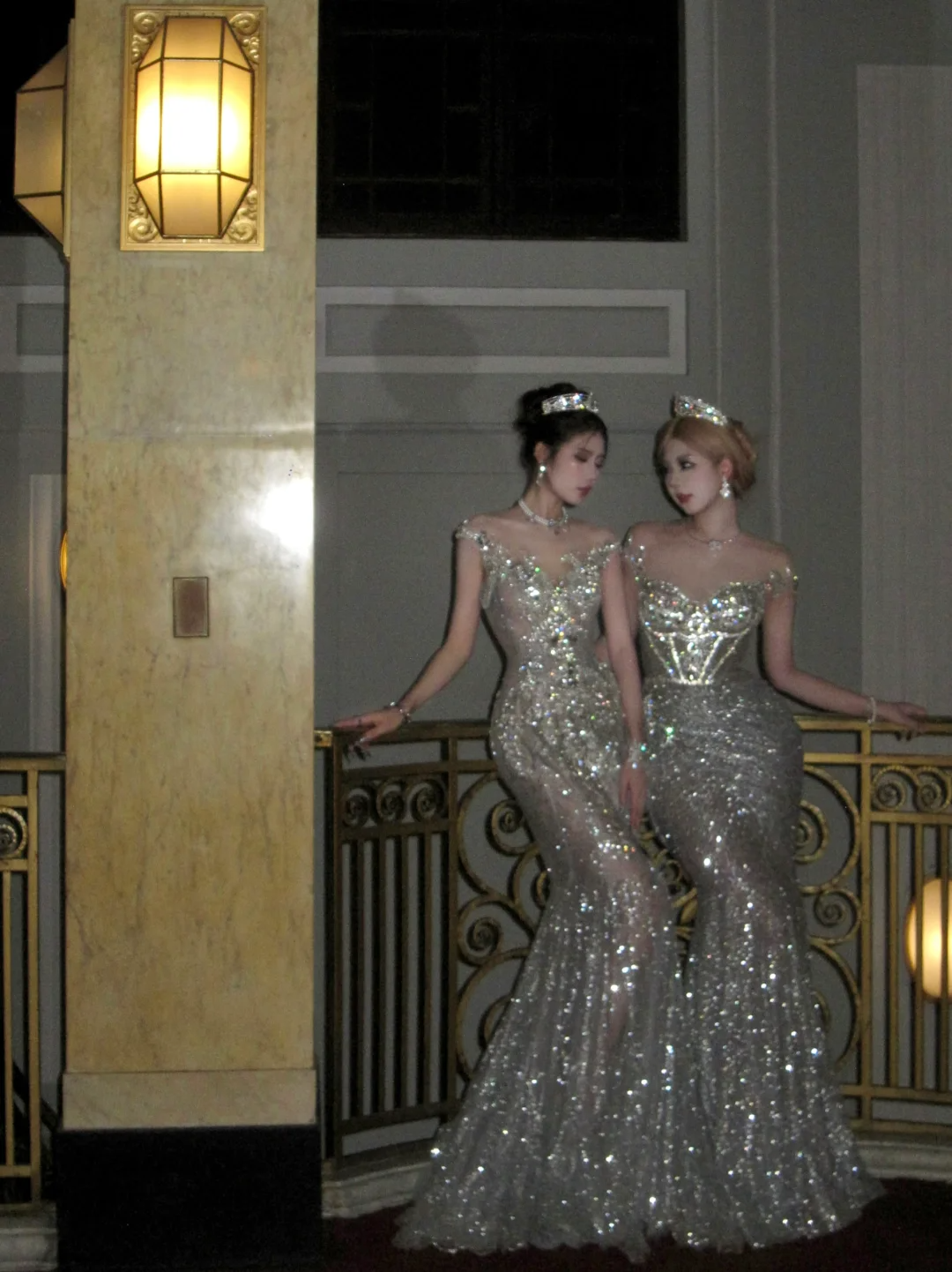 Luxuriöses Brautkleid im Meerjungfrauenstil mit perlenbesetztem Oberteil und silbernen Pailletten, figurbetontes Brautkleid Nr. 77