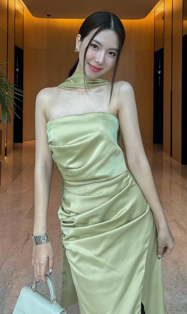Schlichtes, trägerloses Meerjungfrauen-Abendkleid aus salbeigrünem Satin mit Rüschen – ein beeindruckendes Outfit für den 18. Geburtstag (Partykleid N280).