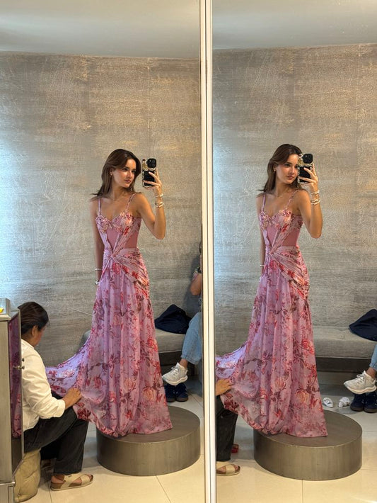 Robe de bal longue rose en mousseline à fines bretelles et coupe trapèze, ornée de fleurs (Vestidos De Dia AB588)