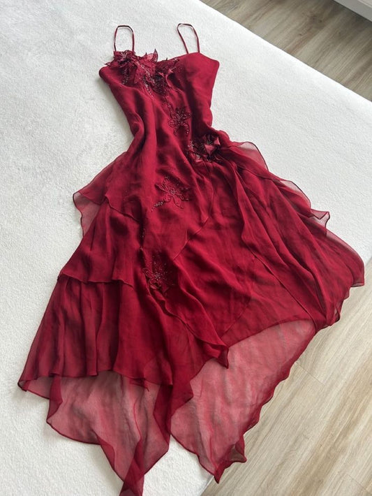 Vintage-Abendkleid aus burgunderrotem Chiffon mit asymmetrischem Saum und Spaghettiträgern, verziert mit Perlenapplikationen, auch als Maxikleid oder Ballkleid geeignet. Stilvolles Design für Damen, ideal für Partys und festliche Anlässe. AB1214