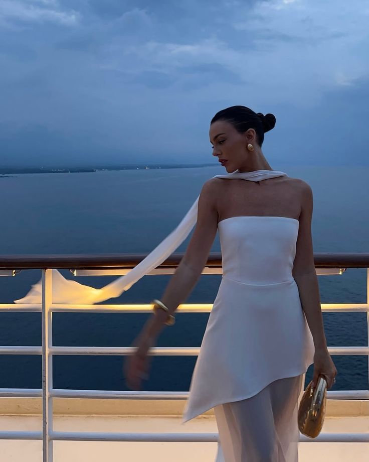 Robe de bal d'été fendue en satin et mousseline blanc sans bretelles, idéale pour les fêtes et les 18 ans (AB2396)