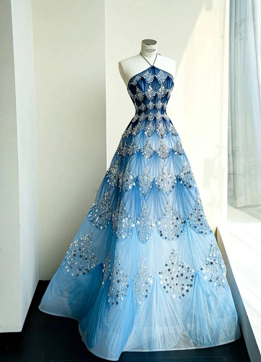 Robe de bal élégante en tulle bleu long, inspiration pour femmes et jeunes filles, dos nu, robe de soirée formelle longue, robe de bal de fin d'année AB1833