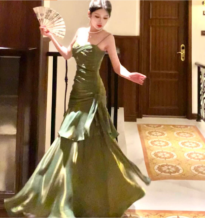 Robe de bal longue verte à fines bretelles style sirène, idéale pour les lycéennes, les jeunes filles et les jeunes filles. Parfaite pour une soirée de fin d'année ou un anniversaire (20 ans). Référence AB2501