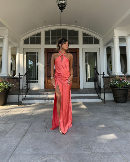 Einfaches Meerjungfrauen-Halterkleid aus korallenfarbenem Satin mit Schlitz – Inspiration für Sommer und Frühling – Langes Kleid für Hochzeitsgäste und Geburtstagsoutfits N1573