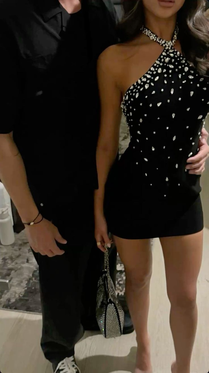 Glitzernde, eng anliegende Halfterkleider – kleines Schwarzes, Mini-Abschlusskleider, kurze Inspo, Outfits für den Senior Homecoming RB3508