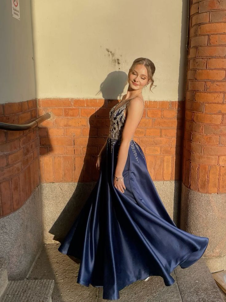 Spezielles, ärmelloses, langes A-Linien-Abendkleid mit V-Ausschnitt, dunkelblauem Satin, silbernen Perlen und Pailletten, Inspiration für das Abendkleid AB1029
