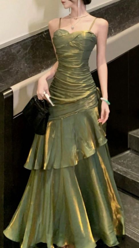Robe de bal de fin d'année bleu roi brillant à fines bretelles N829