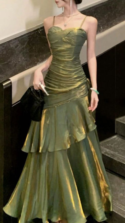 Robe de bal de fin d'année bleu roi brillant à fines bretelles N829