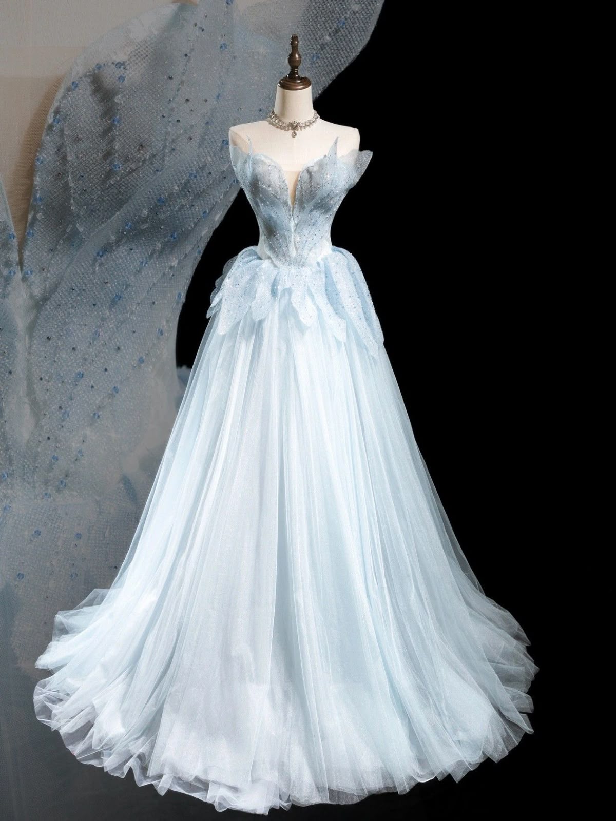 Elegantes, trägerloses Ballkleid aus hellblauem Tüll, bodenlang, mit Perlenbesatz am Oberteil, ideal für Abschlussball, Schulabschlussfeier oder 20. Geburtstag (Modell N101).