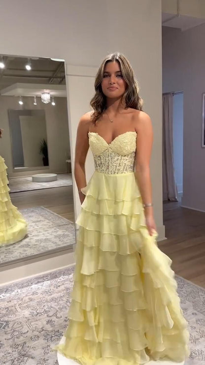 Robe de soirée longue et fluide en mousseline jaune pâle, coupe trapèze, décolleté cœur, à volants, AB711