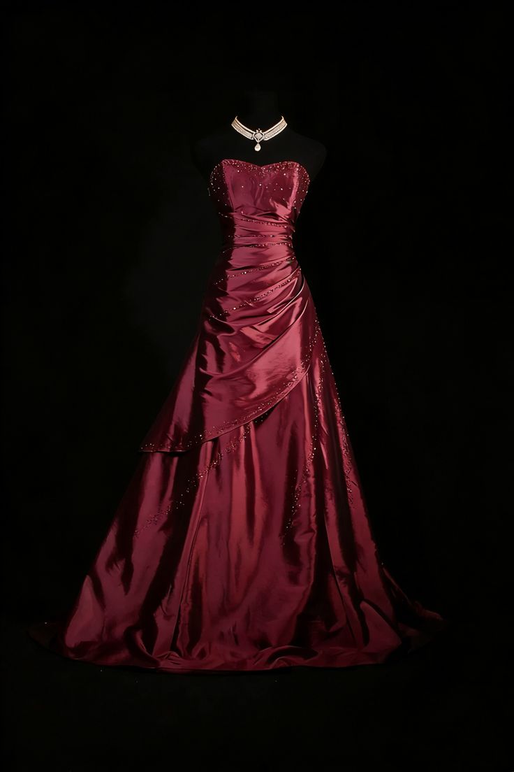 Robe de bal trapèze en satin à décolleté cœur, ornée de perles, N777
