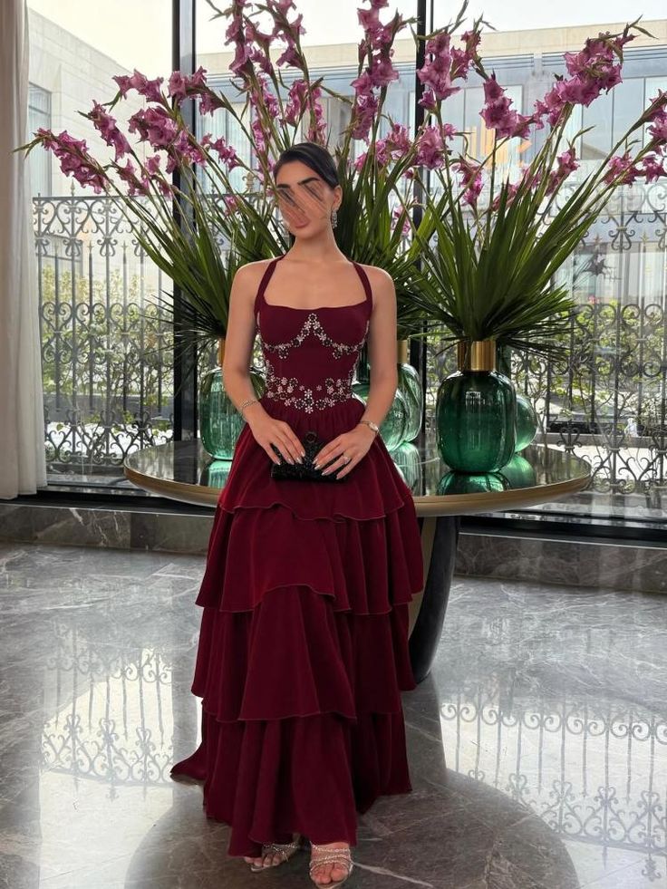 Inspiration pour robes de bal bordeaux trapèze dos nu, idéales pour les adolescentes. Idées de tenues de soirée et de robes de bal (AB003).