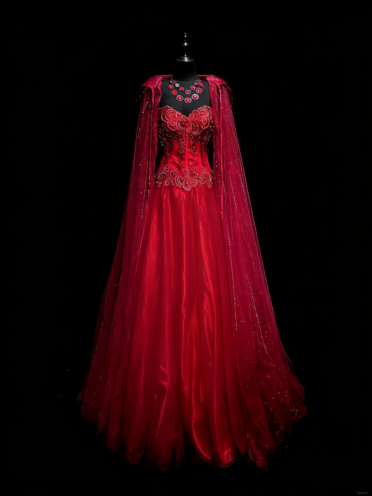 Robe de bal élégante en tulle rouge à décolleté cœur et cape ornée de perles, longueur au sol. Inspiration robes de bal longues N1196