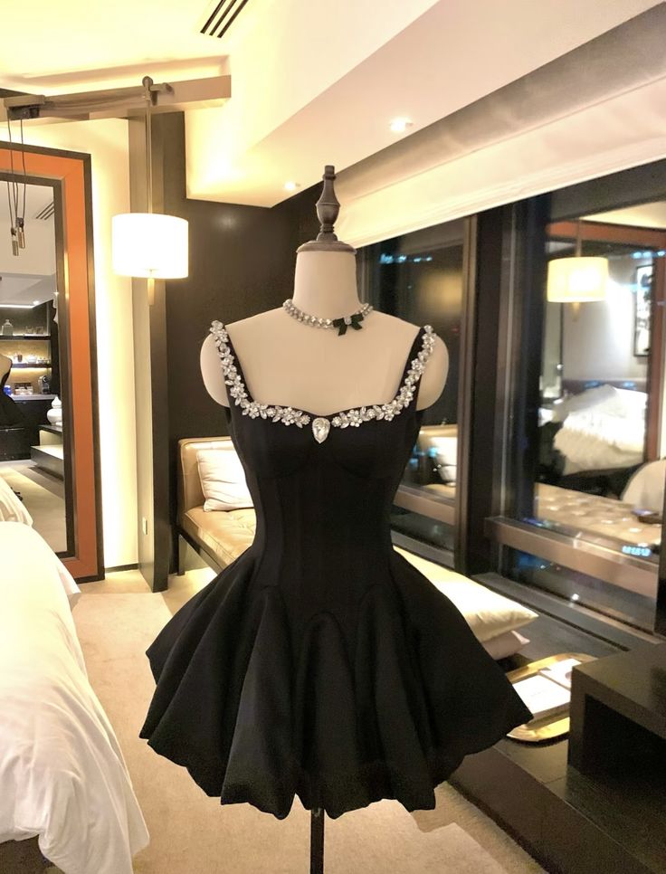 Robe de bal esthétique col carré petite robe noire idées de tenue pour 18e anniversaire inspiration courte robe de rentrée des classes Robes de bal de promo RB3154