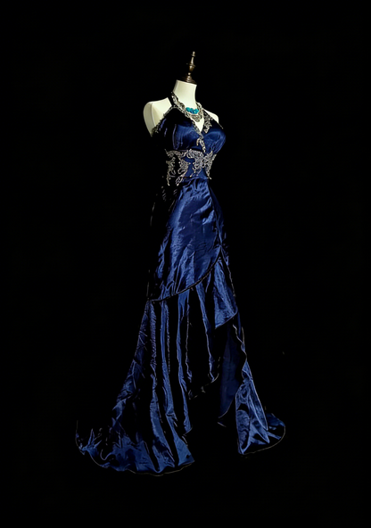 Robe de bal d'été vintage bleu marine à col halter sirène ornée de perles et d'une longue cravate noire, idéale pour les soirées formelles de printemps (N1421)