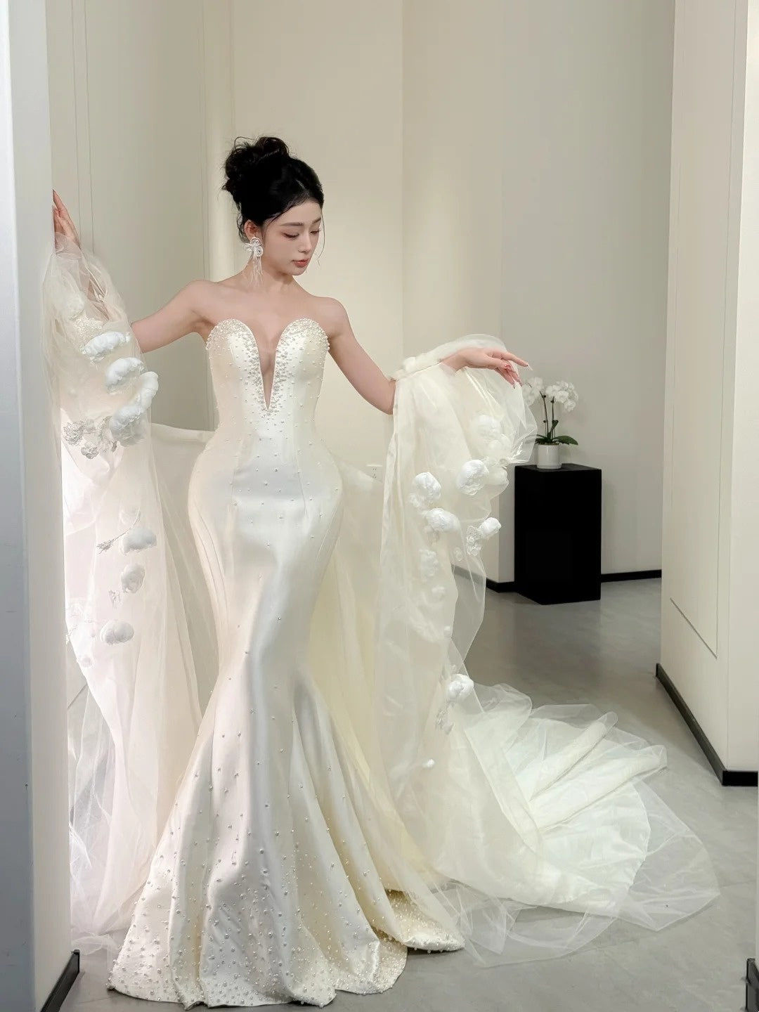 Robe de mariée sirène en satin blanc, décolleté cœur, longue et cintrée, modèle AB2473