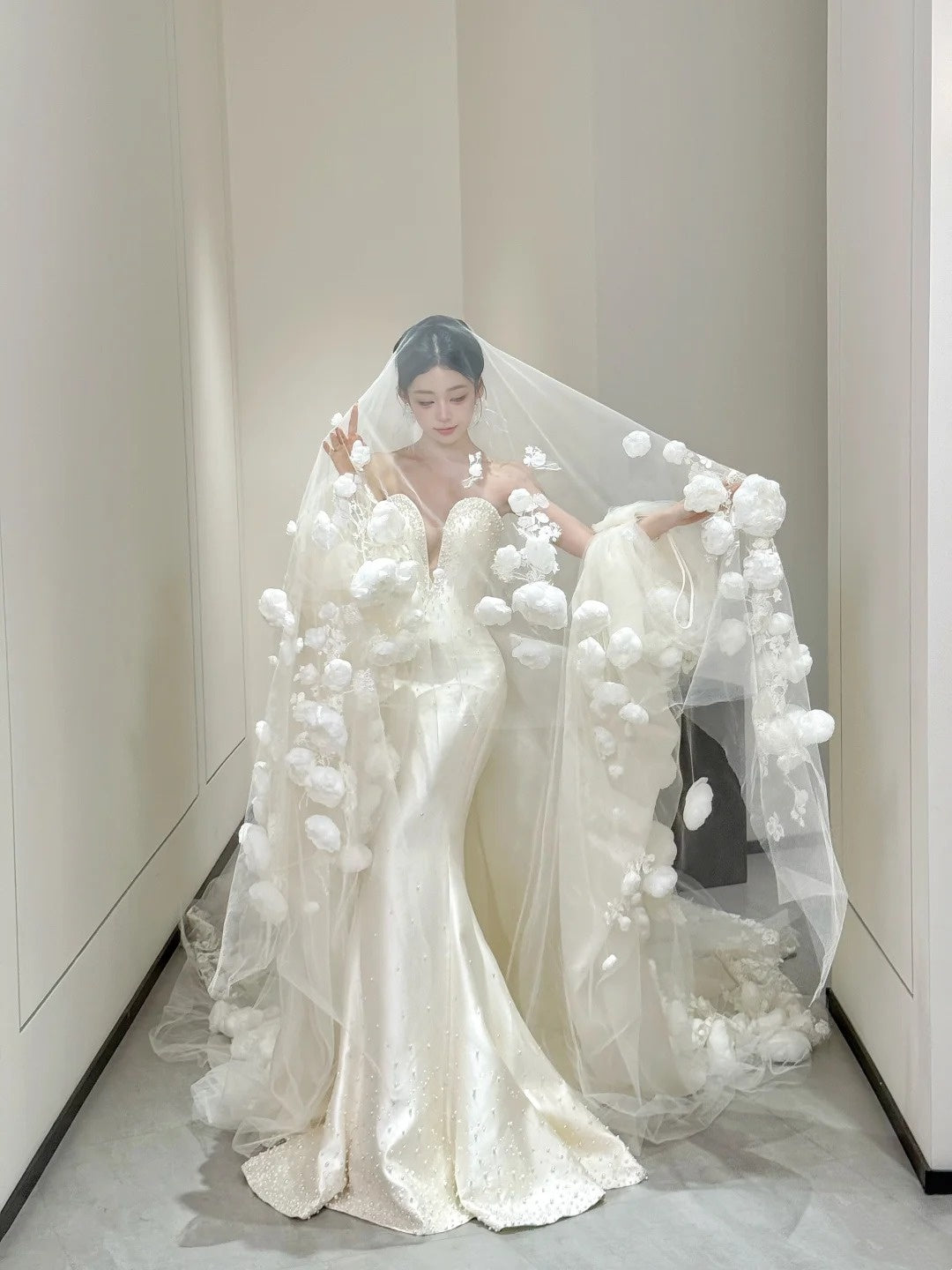 Robe de mariée sirène en satin blanc, décolleté cœur, longue et cintrée, modèle AB2473