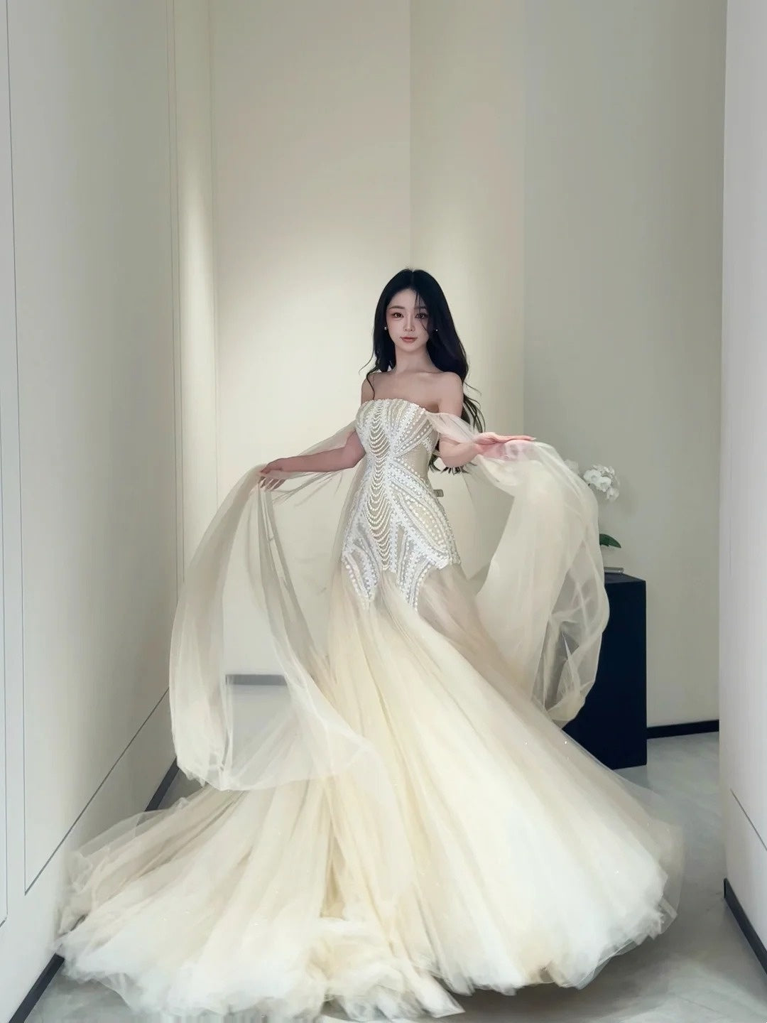 Luxuriöses Meerjungfrauen-Brautkleid mit schulterfreiem Ausschnitt und Cape, langes Brautkleid für Bräute, figurbetontes Brautkleid AB2472