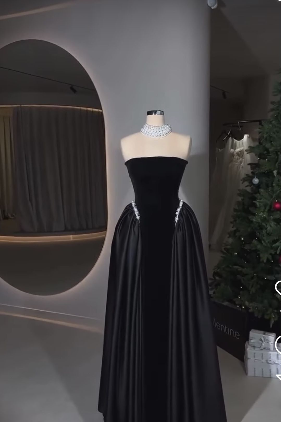 Robe de soirée longue élégante en velours bordeaux, coupe trapèze, sans bretelles, ornée de perles, idéale pour l'hiver, les bals de promo et les dîners. Référence : AB2091