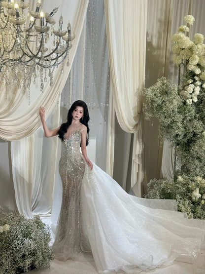 Luxuriöses Brautkleid im Meerjungfrauenstil mit U-Boot-Ausschnitt, Cape und Pailletten – Figurbetontes Brautkleid AB2471