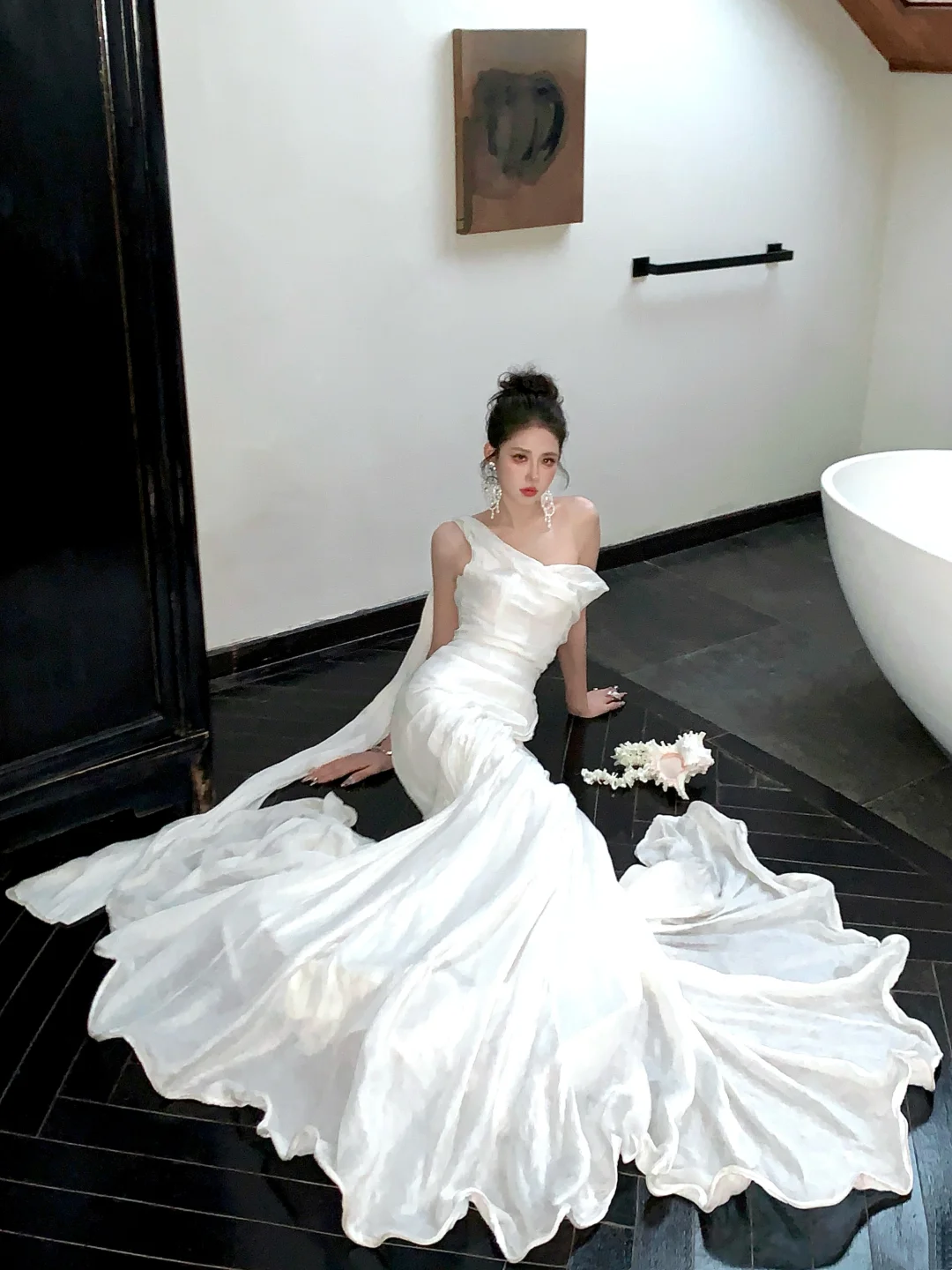 Robe de mariée blanche sirène simple à une épaule avec traîne, robe de mariée de conte de fées N064
