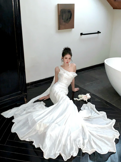 Robe de mariée blanche sirène simple à une épaule avec traîne, robe de mariée de conte de fées N064