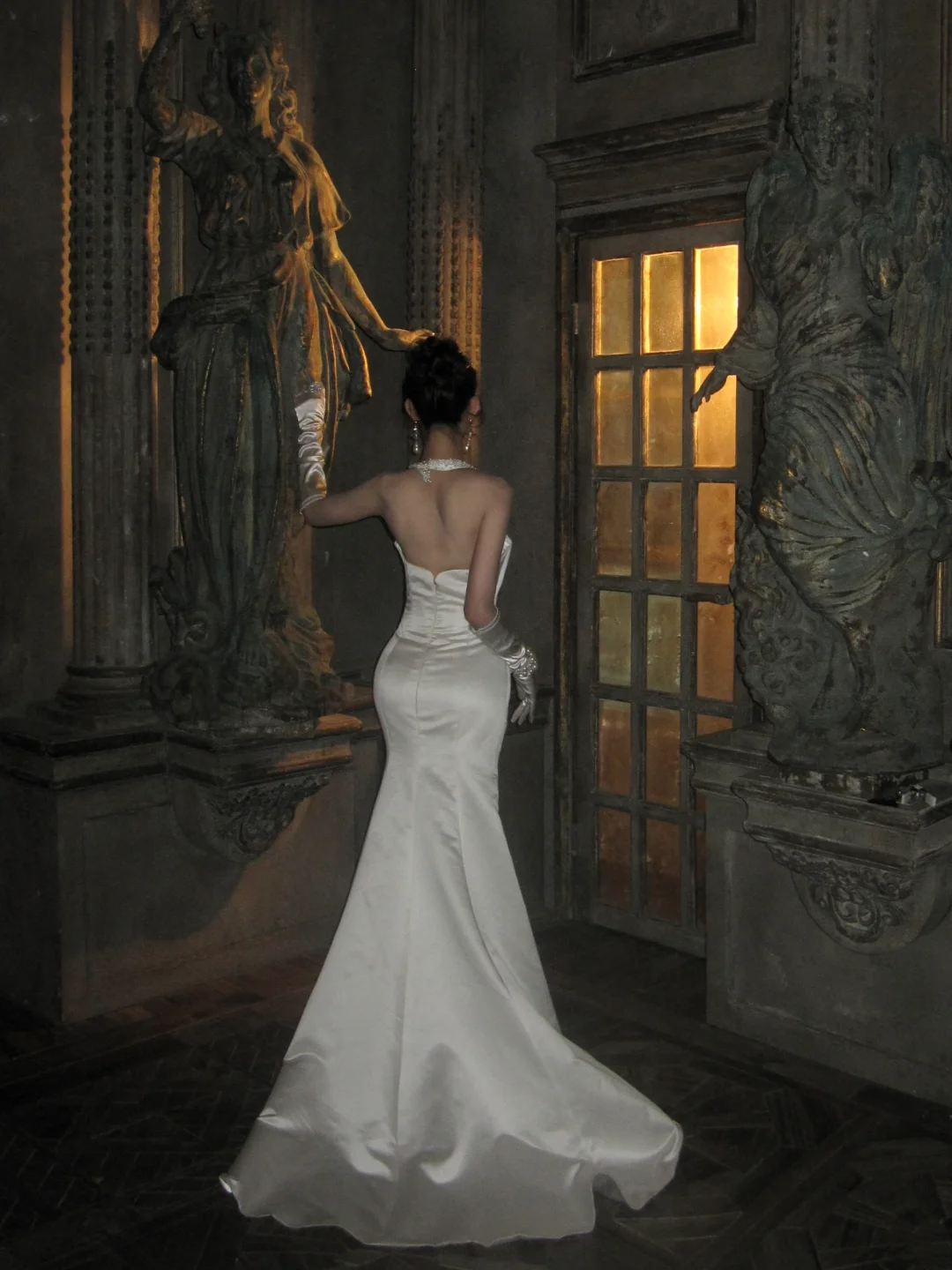 Sexy Meerjungfrauen-Brautkleid mit Neckholder und Perlen, märchenhaft, weiß, Modell N068