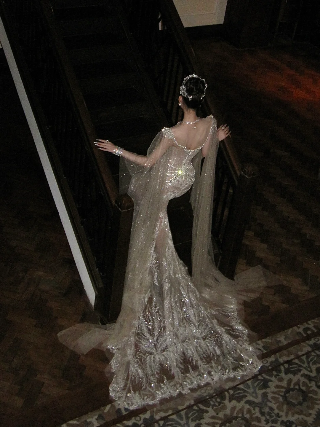 Glitzerndes Meerjungfrauen-Brautkleid mit silbernen Pailletten, langer Schleppe und Cape – Märchenhaftes Brautkleid N067