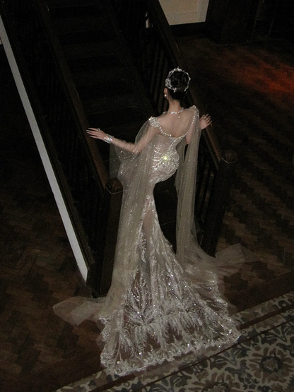 Glitzerndes Meerjungfrauen-Brautkleid mit silbernen Pailletten, langer Schleppe und Cape – Märchenhaftes Brautkleid N067