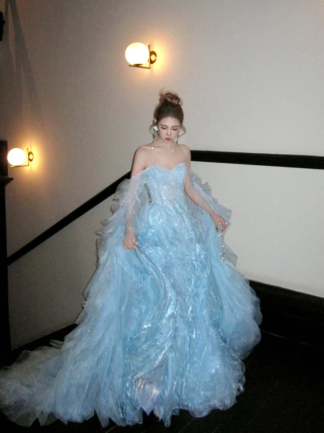 Elegantes, schulterfreies Ballkleid aus blauem Organza mit langen Cape-Ärmeln, gestuftem Lagenrock, ästhetisches langes Abendkleid für Abschlussfeiern N054
