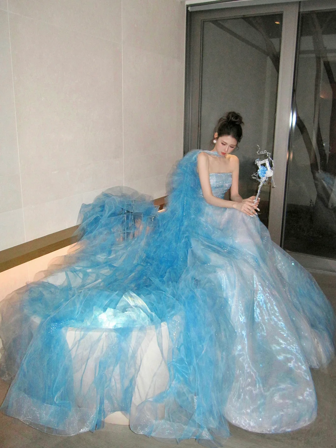 Elegantes, trägerloses Ballkleid in Eisblau mit langem Cape, gestuft, aesthetisch, langes Abendkleid für Abschlussfeiern N057