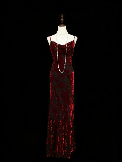 Vintage-Stil: Meerjungfrauen-Kleid mit Spaghettiträgern im Stil der 80er, 70er und 90er Jahre aus burgunderrotem Samt – ein elegantes College- oder Abschlussballkleid (N1146)