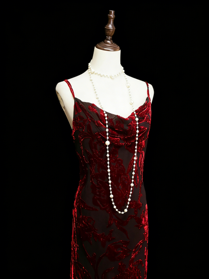 Vintage-Stil: Meerjungfrauen-Kleid mit Spaghettiträgern im Stil der 80er, 70er und 90er Jahre aus burgunderrotem Samt – ein elegantes College- oder Abschlussballkleid (N1146)