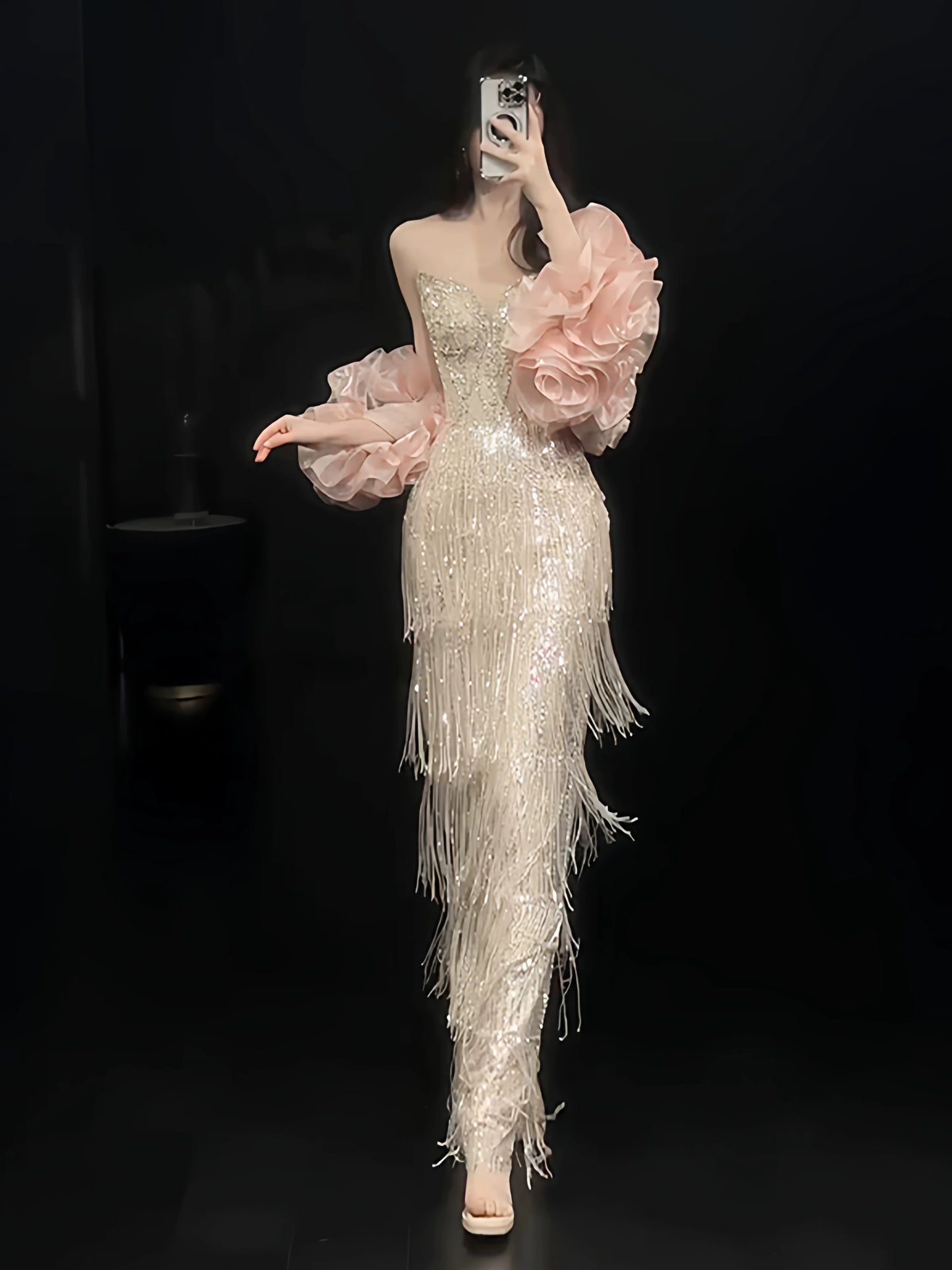 Glitzerndes, trägerloses Etuikleid mit Quasten und Perlen, ärmellos, rosa, Inspiration für lange Abendkleider, Geburtstagsoutfits AB2214