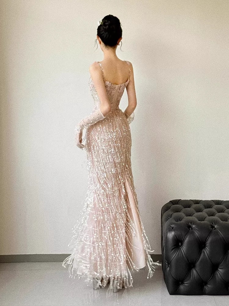 Robe de bal rose sans manches à paillettes, coupe trapèze, bretelles spaghetti, pompons et perles : inspiration pour une longue soirée ou un 18e anniversaire (AB2217)